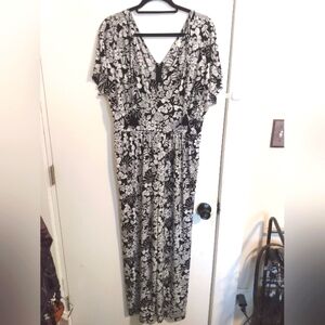 CATO Short Sleeve Black and White Floral Romper Size Large